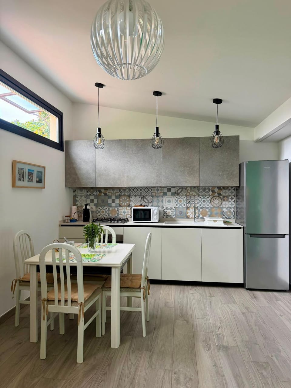 Kitchen or kitchenette, Dining area