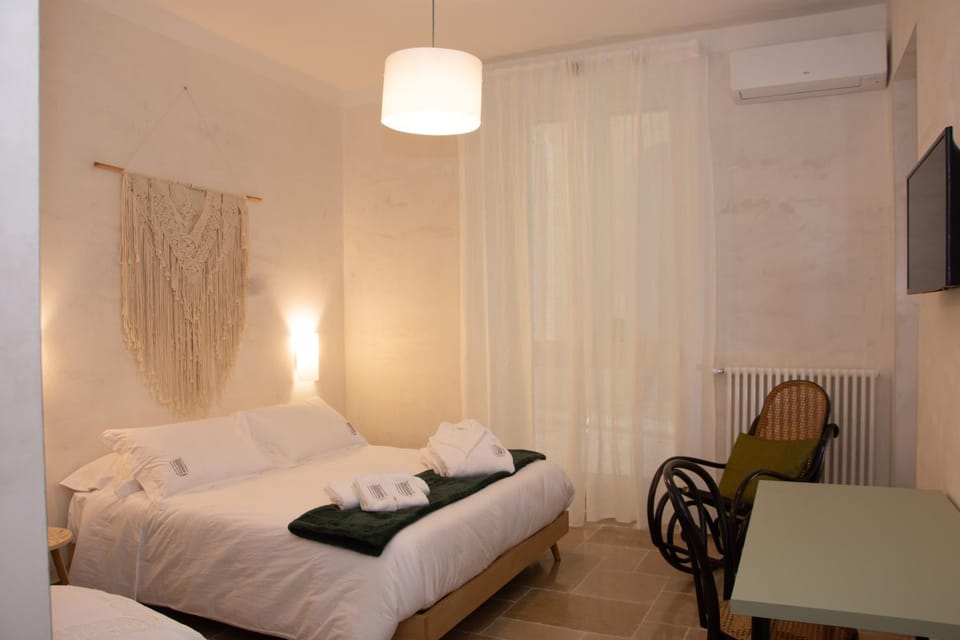 Bed, TV and multimedia, Photo of the whole room, Bedroom, Facility for disabled guests, air conditioner
