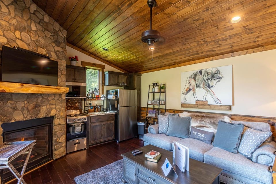 Red Wolf Chalet at Eagles Nest House in Watauga
