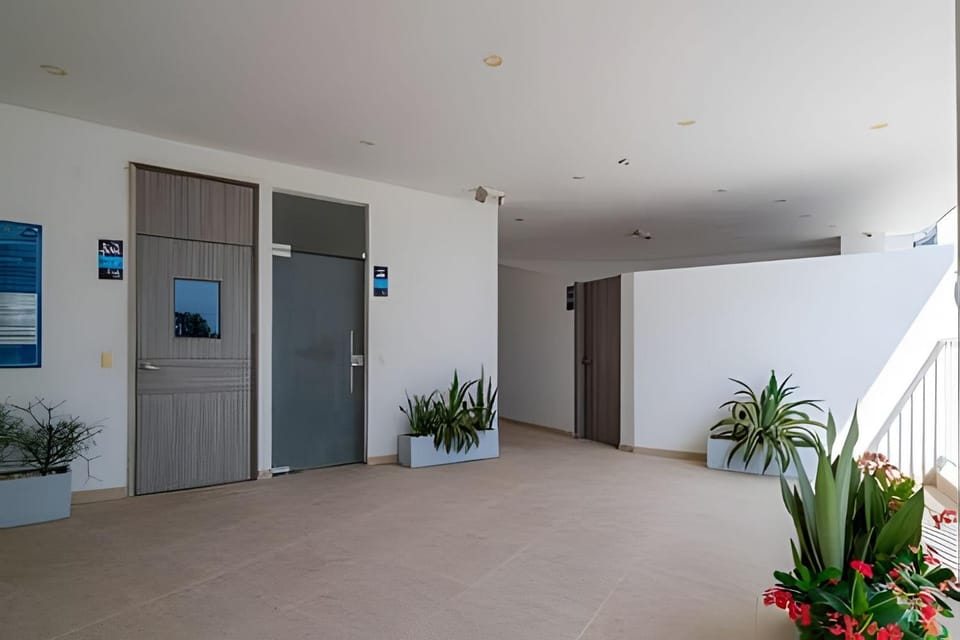 2 Bedrooms Sea View. Pool and Spa Apartment in Gaira