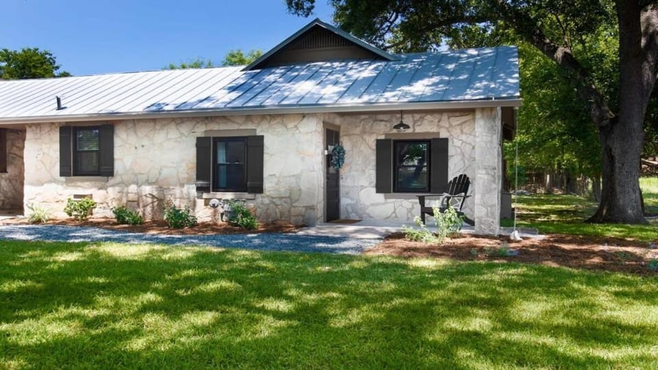 A Suite Retreat stylish home plus Hot tub House in Fredericksburg