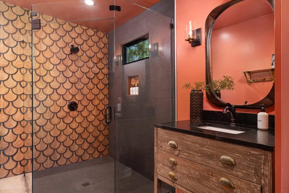 Indira at Ololo, Hot Tub, Outdoor Shower, Fire Pit House in Fredericksburg