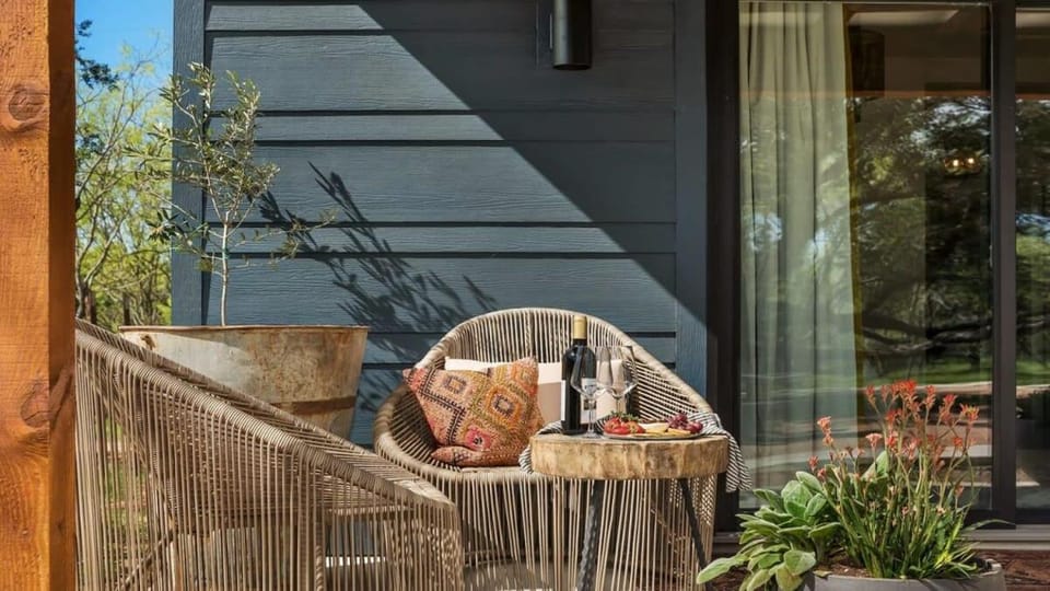 Indira at Ololo, Hot Tub, Outdoor Shower, Fire Pit House in Fredericksburg