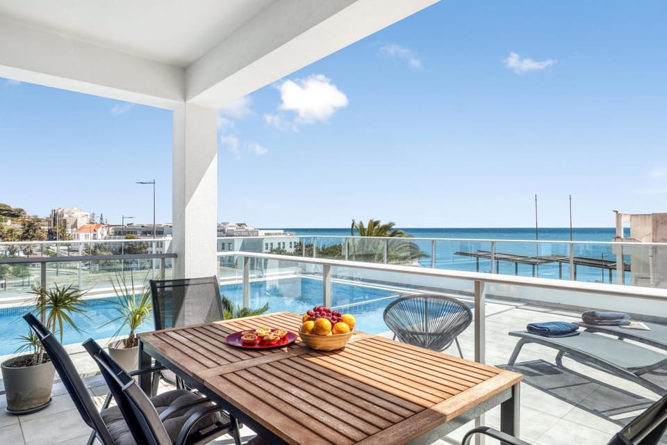 Day, Balcony/Terrace, Seating area, Sea view, Sea view, Swimming pool, locker, sunbed, towels, towels