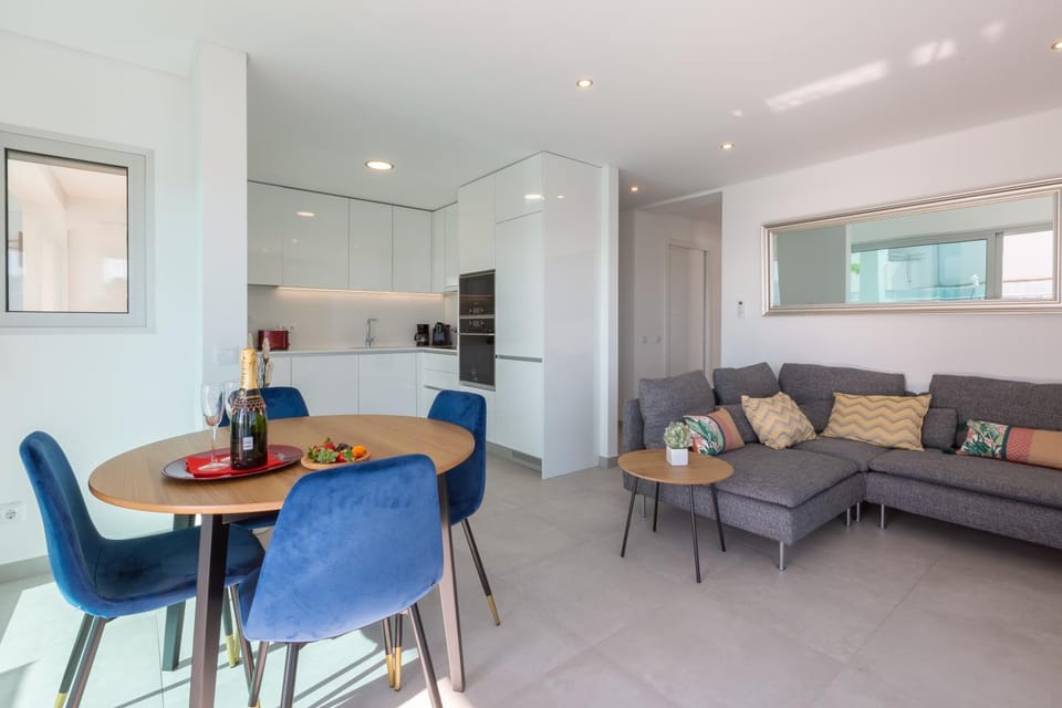 Coffee/tea facilities, Kitchen or kitchenette, Living room, Seating area, Dining area, dishwasher, internet, minibar, pet friendly, stove, toaster, washing machine, air conditioner