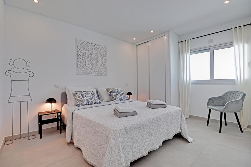 Bed, Photo of the whole room, Bedroom, internet, safe, towels, wardrobe, air conditioner