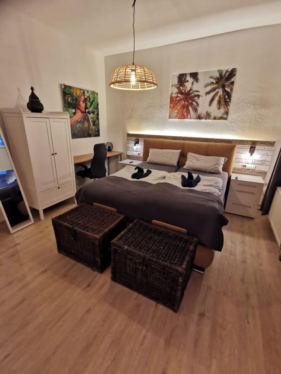 Photo of the whole room, Bedroom