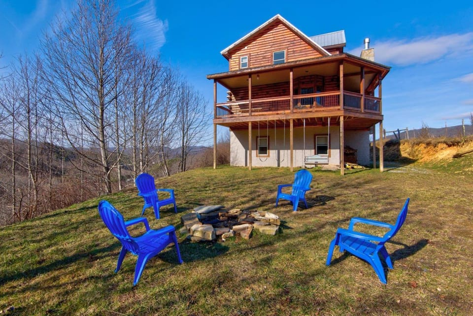 Mountain Range Retreat House in Brushy Fork
