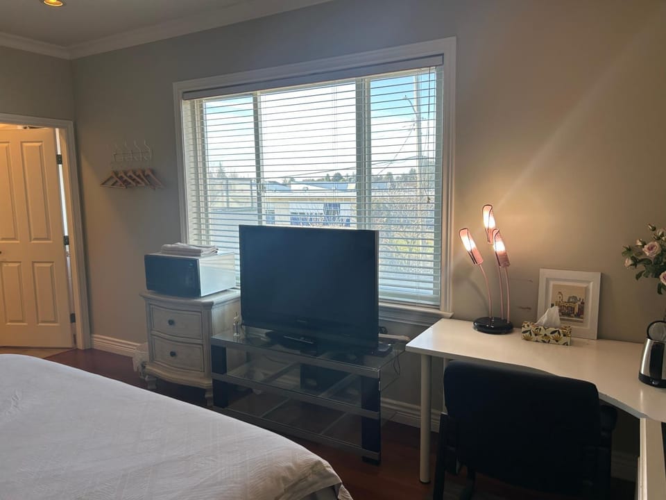 independent entrance cozy suite with private bathroom close to YVR Richmond Vacation rental in Richmond