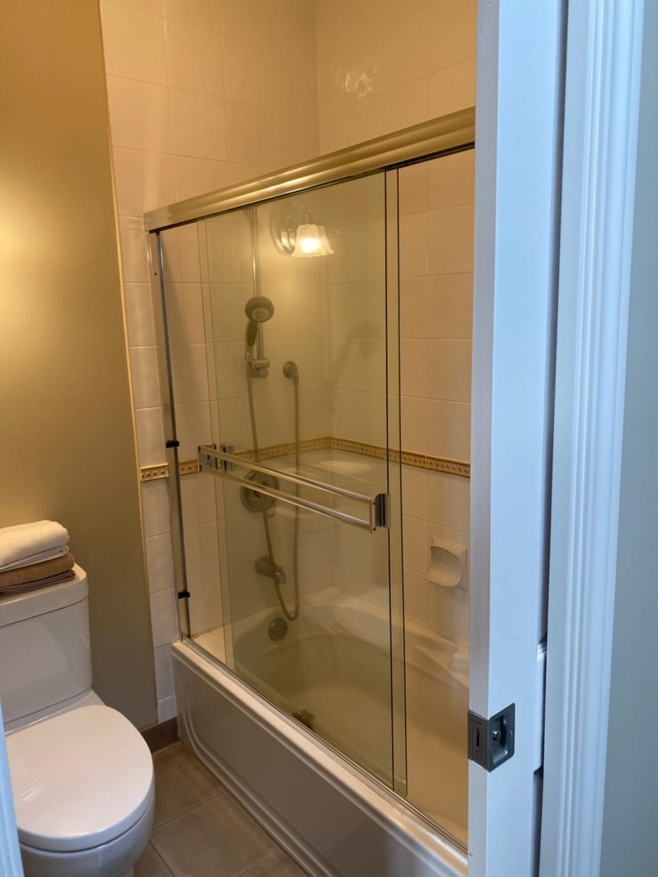 independent entrance cozy suite with private bathroom close to YVR Richmond Vacation rental in Richmond