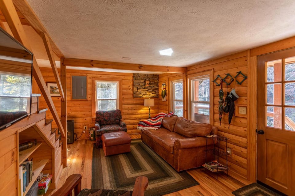 Hidden Cabin on Old Field Creek Cabin in Watauga