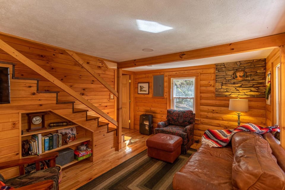 Hidden Cabin on Old Field Creek Cabin in Watauga