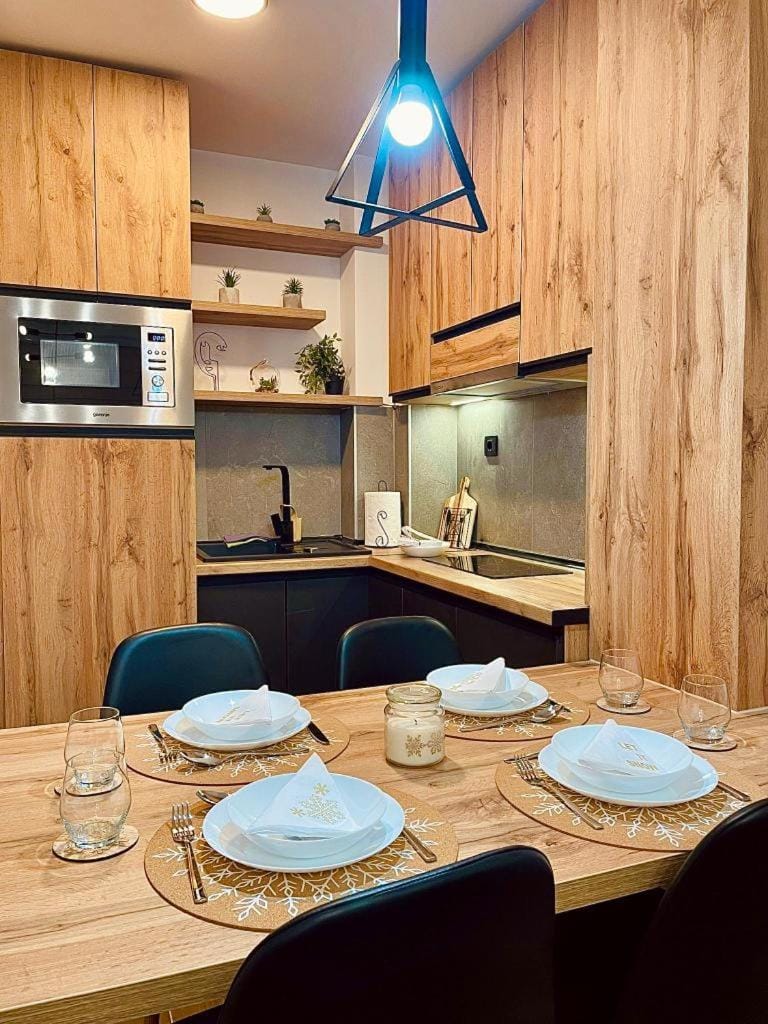 Kitchen or kitchenette, Dining area