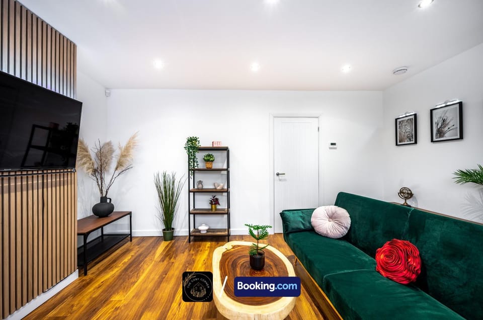 Communal lounge/ TV room, TV and multimedia, Living room, Seating area, Evening entertainment