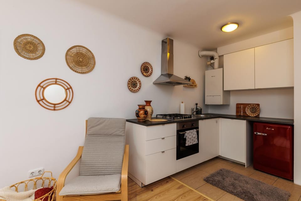 Kitchen or kitchenette, Living room, Seating area, dishwasher, oven, pet friendly, stove
