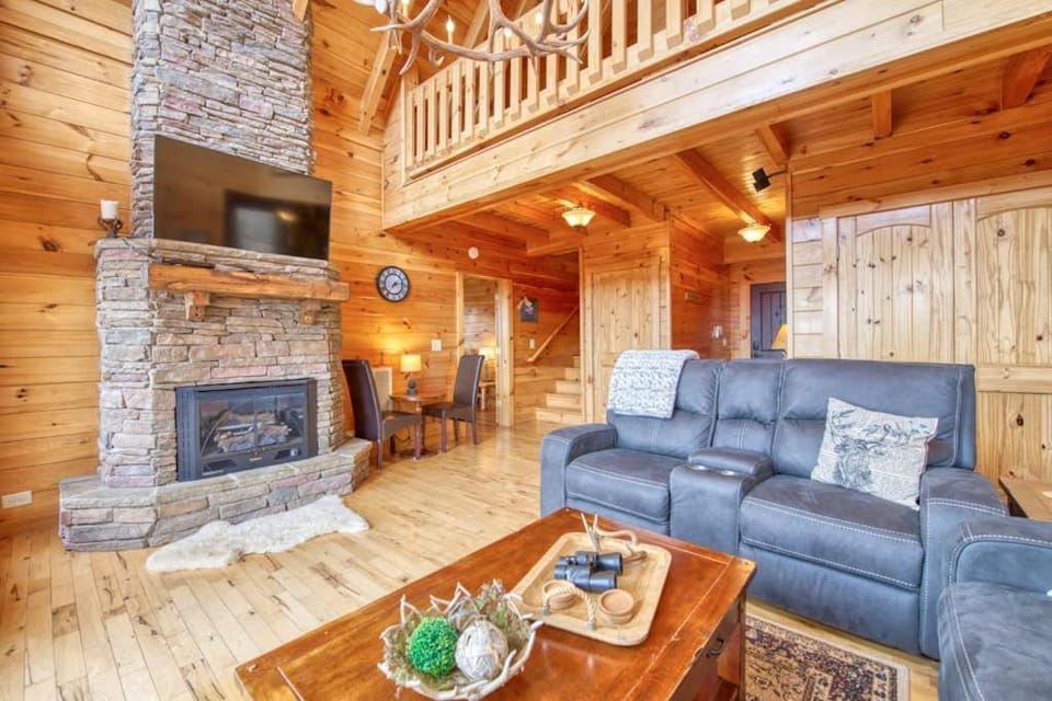 Hawk's View Log Cabin Cabin in Lake Lure