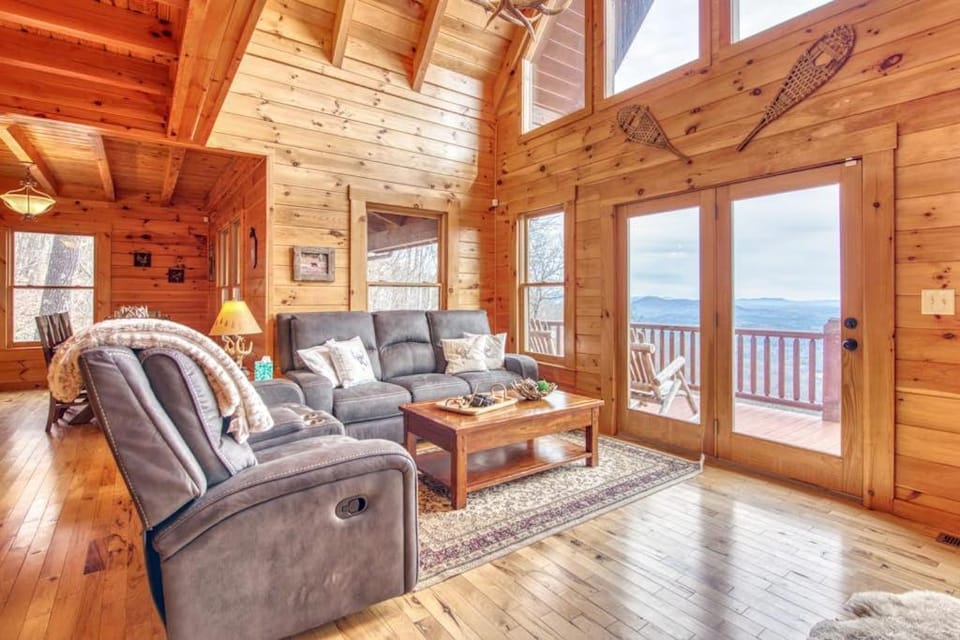 Hawk's View Log Cabin Cabin in Lake Lure