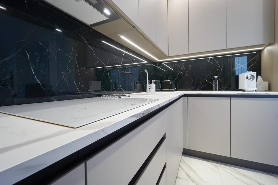 Kitchen or kitchenette, dishwasher, stove
