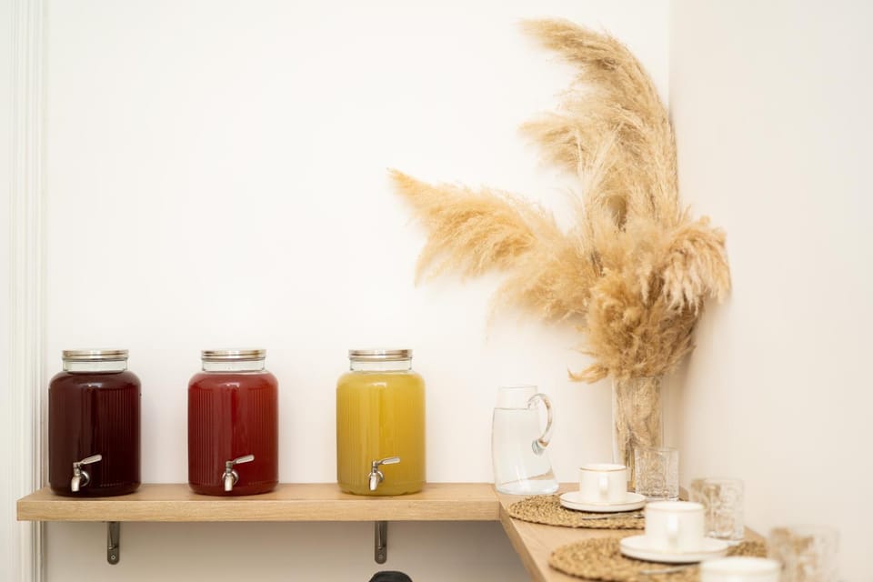 Coffee/tea facilities, Food and drinks, Food, Drinks