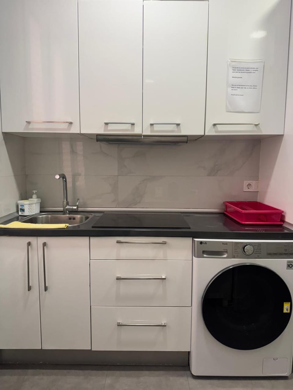 Kitchen or kitchenette, minibar, stove