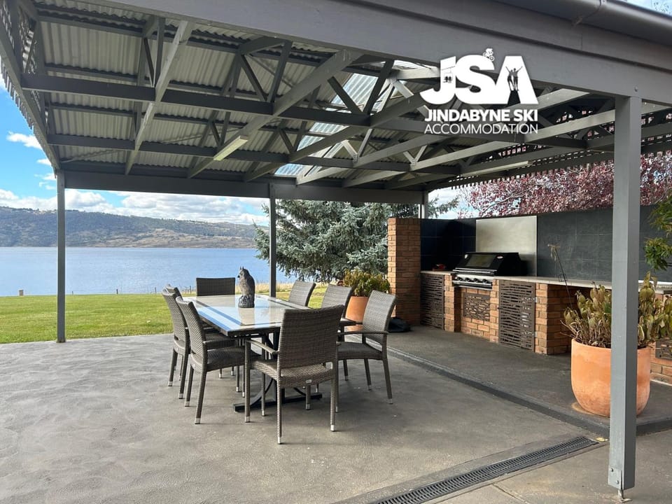 Patio, Natural landscape, BBQ facilities, Dining area, Evening entertainment, Lake view