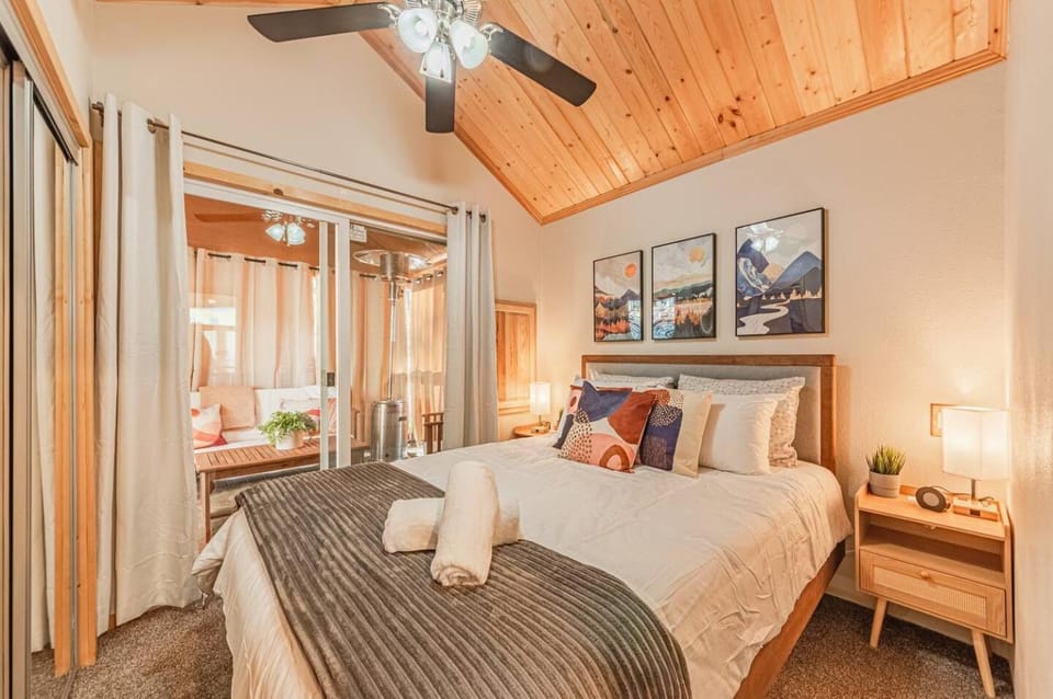 Bed, Photo of the whole room, Bedroom, fireplace
