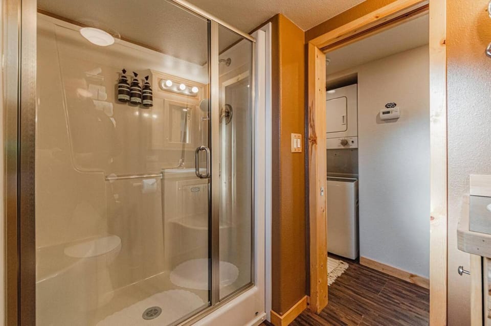 Shower, Toilet, Bathroom, towels