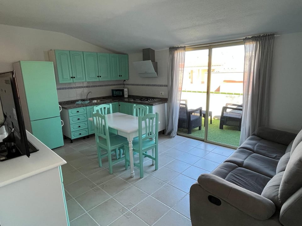 Kitchen or kitchenette, Living room, Seating area, Dining area, minibar, stove