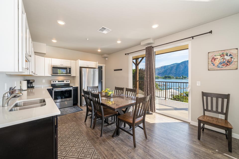 Marina's Edge Condo walk to restaurants and wineries condo Apartment in Manson