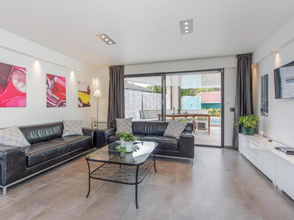 Maison moderne avec piscine, clim, wifi et parking à Sant Pere Pescador Villa in Alt Empordà