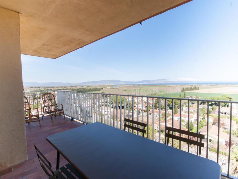 Apto Acogedor 5 Pers con Parking y Wifi - ES-89-81 Apartment in Alt Empordà