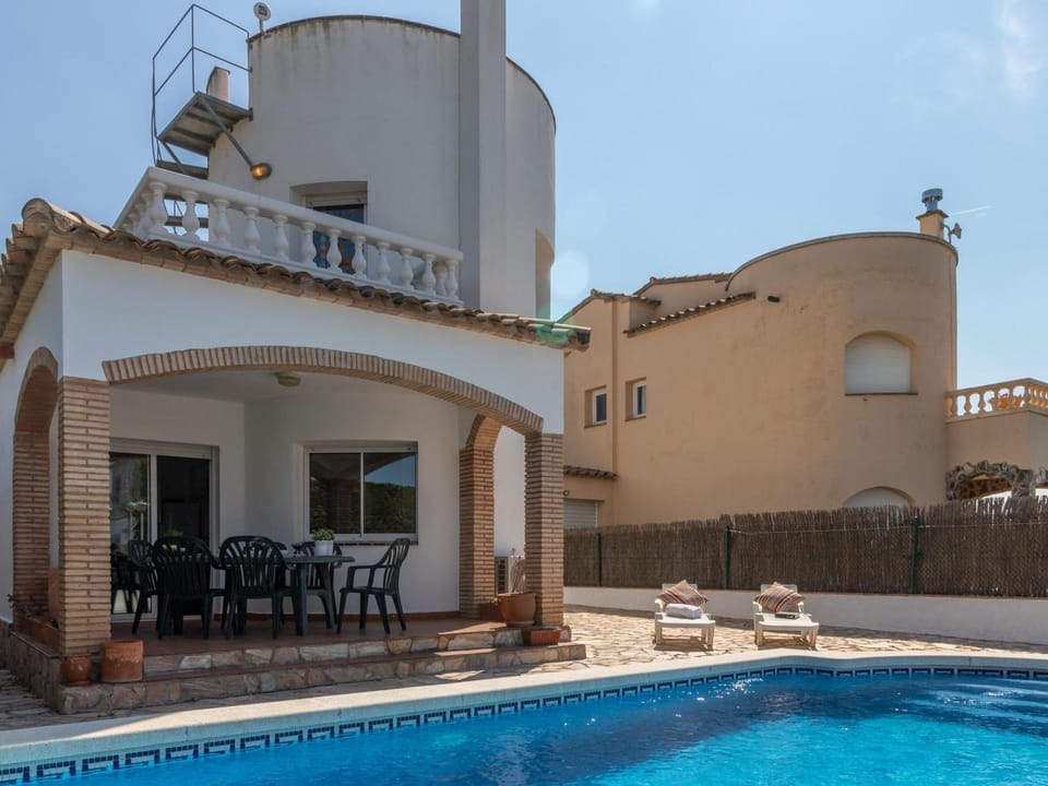 Casa con Piscina, A/A, Wifi, Barbacoa, a 200 m de la Playa - ES-89-75 Villa in Alt Empordà