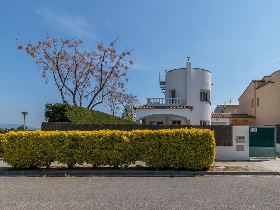 Casa con Piscina, A/A, Wifi, Barbacoa, a 200 m de la Playa - ES-89-75 Villa in Alt Empordà