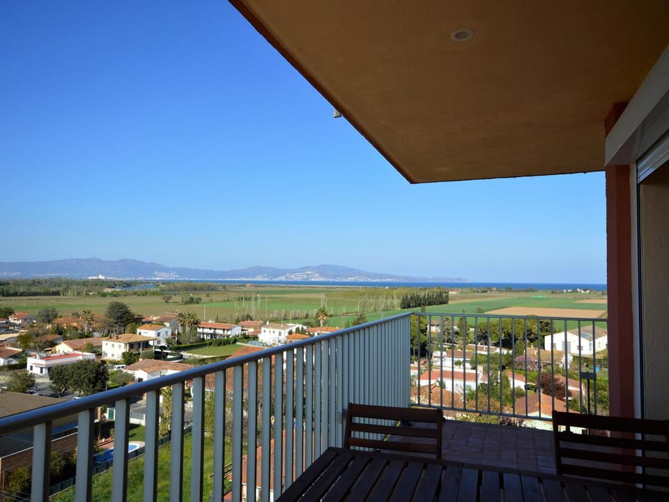 Apto 6 Pers, Parking, Aire Acondic., Vista Espectacular - ES-89-98 Apartment in Alt Empordà