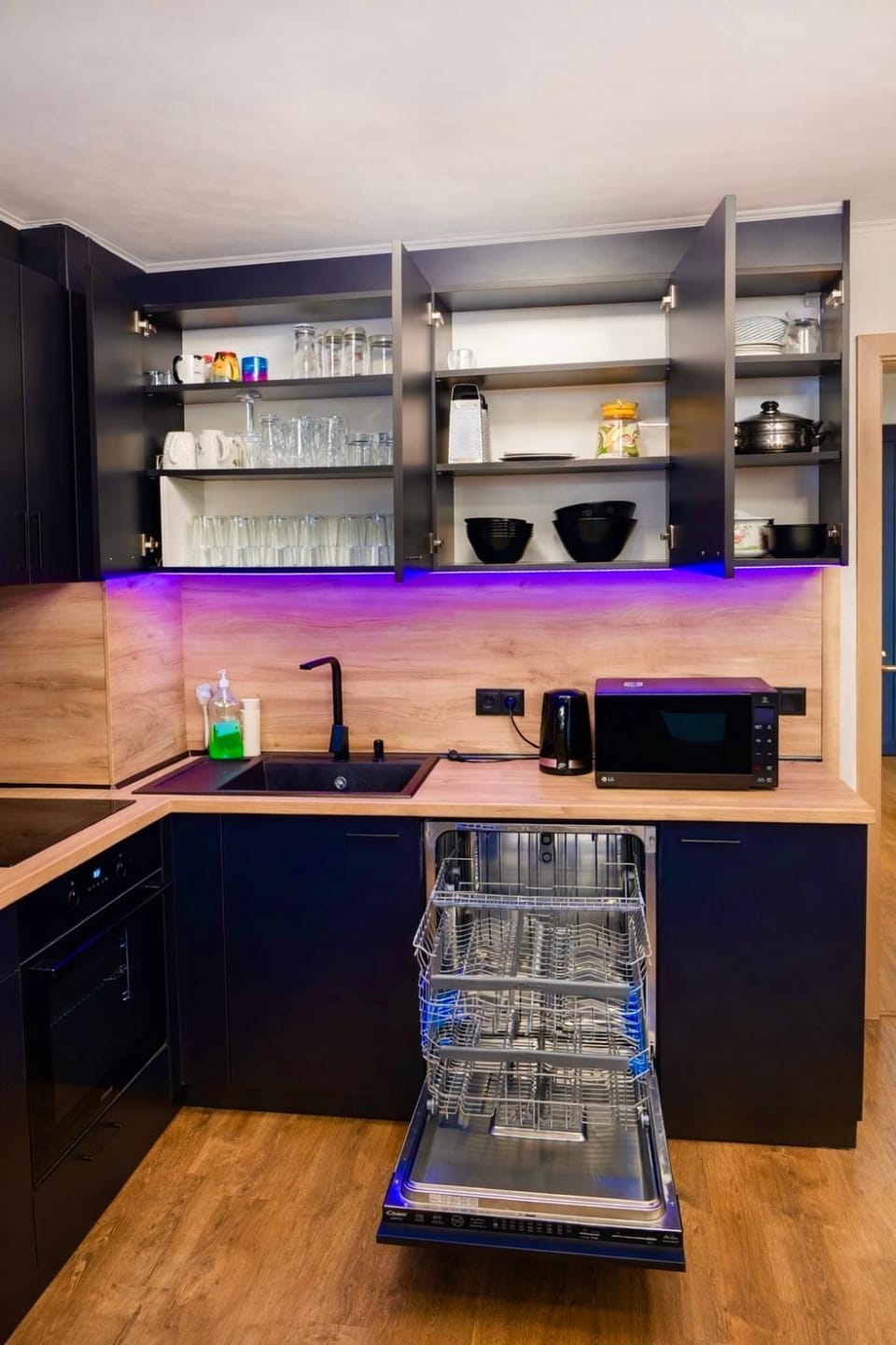 Kitchen or kitchenette, minibar, stove