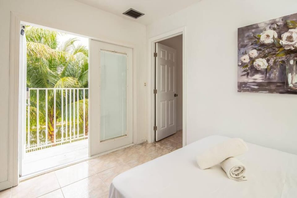 Waterfront 2-Story Villa with Heated Pool Villa in Pembroke Pines
