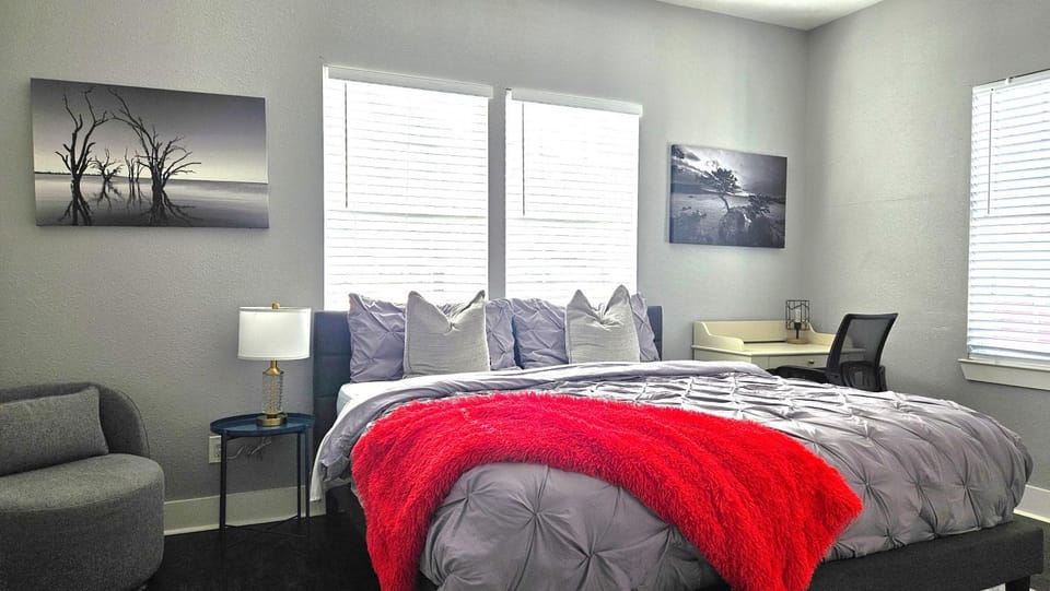 Bed, Seating area, Bedroom