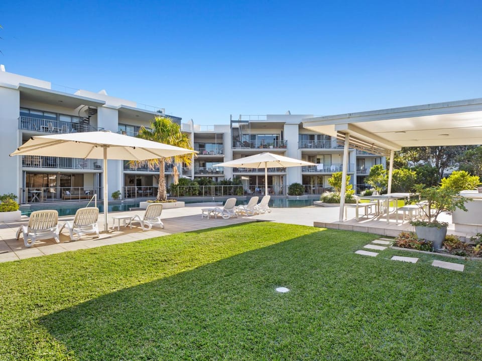 Property building, Day, Garden, Pool view, Swimming pool, sunbed