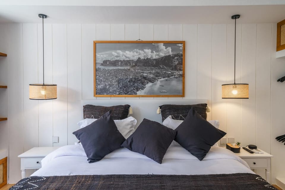 Bed, Living room, Photo of the whole room, Bedroom