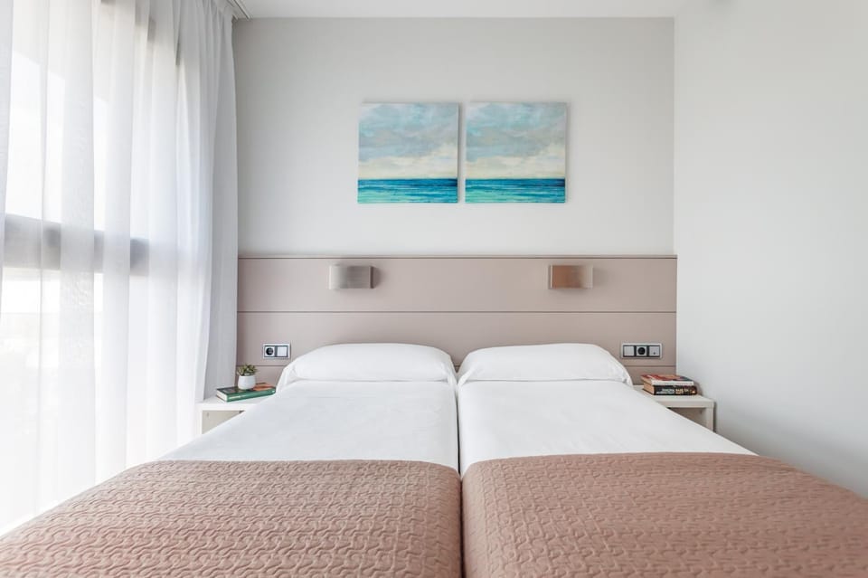 Bed, Photo of the whole room, Decorative detail, Bedroom