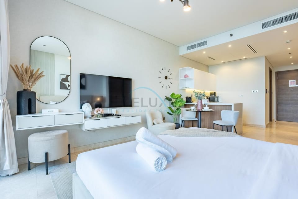 Stylish Studio with Sea Views and Direct Access to the Pool from Balcony, The Anwa By Omniyat, Dubai Maritime City by Deluxe Holiday Homes Apartment in Dubai