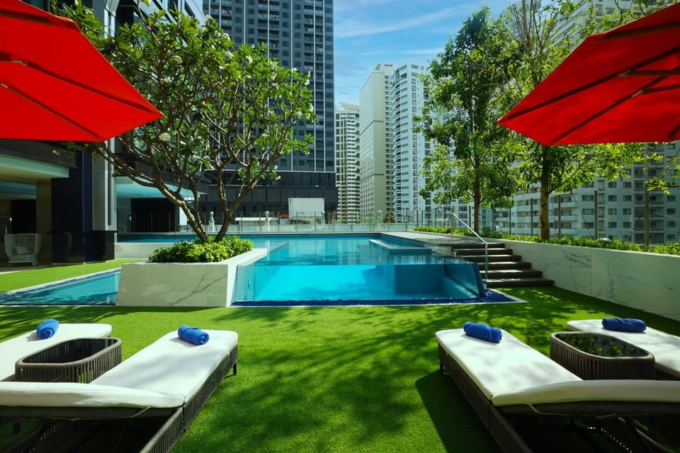 Pool view, Swimming pool, sunbed