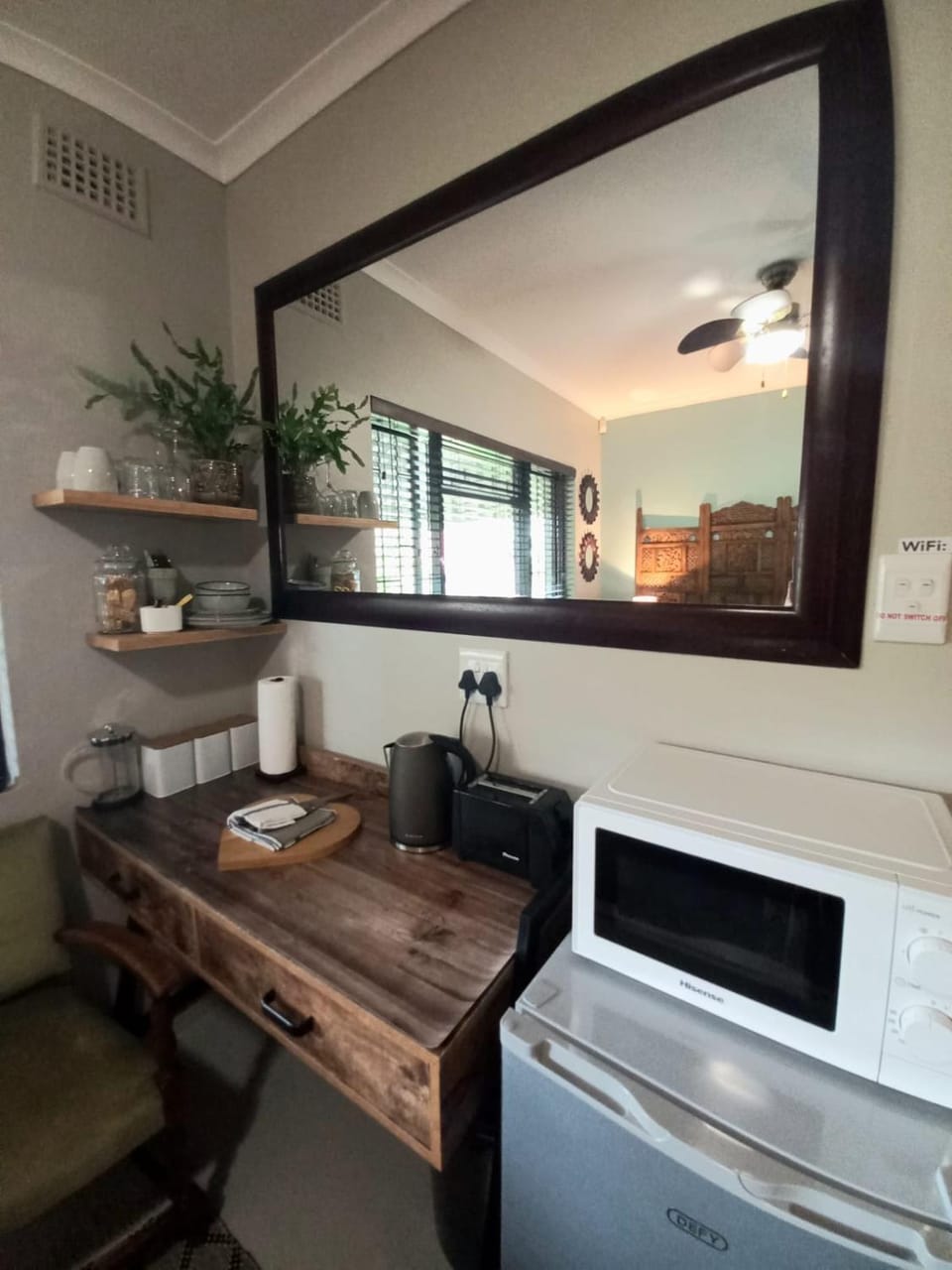 Kitchen or kitchenette, minibar