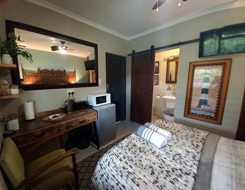 Bed, TV and multimedia, Bedroom, minibar