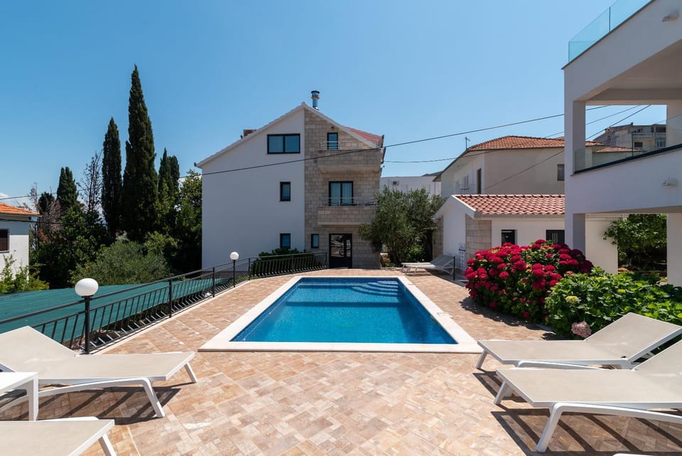 Property building, Patio, Day, Pool view, Swimming pool, sunbed