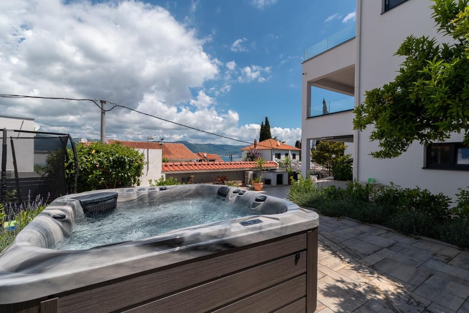 Property building, Day, Natural landscape, Hot Tub, Swimming pool