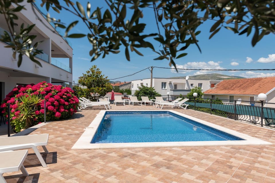 Property building, Patio, Day, Pool view, Swimming pool, sunbed