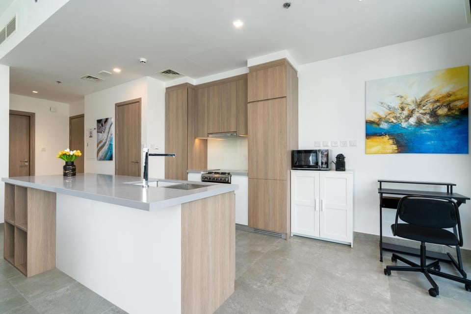 Kitchen or kitchenette, minibar, stove