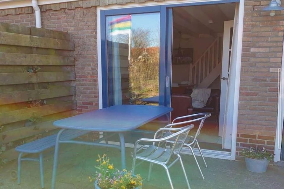 De Oostkamer; Eiland appartement naast natuurgebied Boschplaat Apartment in Friesland, Netherlands