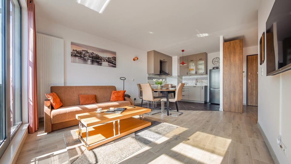 TV and multimedia, Kitchen or kitchenette, Living room, Seating area, Dining area